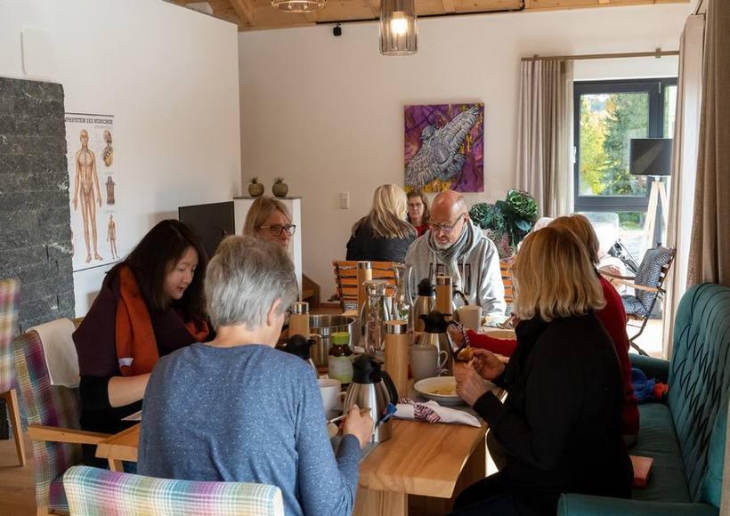 Gruppe am gemeinsamen Tisch in der Praxis