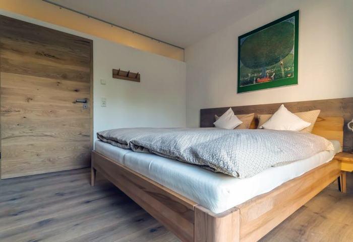 Schlafzimmer mit Massivholzbett