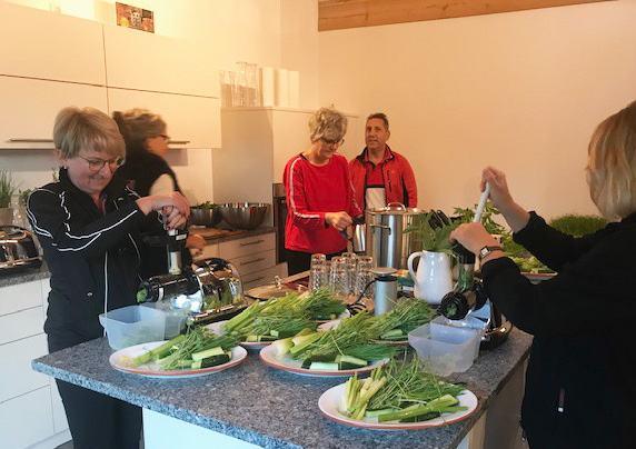 Teilnehmende bereiten gemeinsam Gemüse und Greenjuice zu